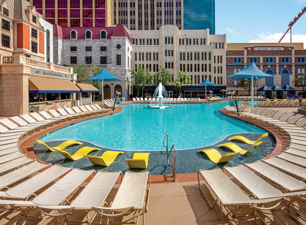 new-york-new-york-hotel-pool